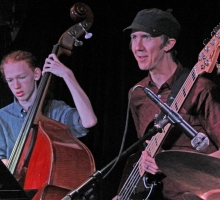 Student bassist Harry Snedden, (recipient of the Santa Barbara Jazz Workshop scholarship given by the Santa Barbara Jazz Society) left, sitting in with the Kim Project, being encouraged by pro Cooper Applet.